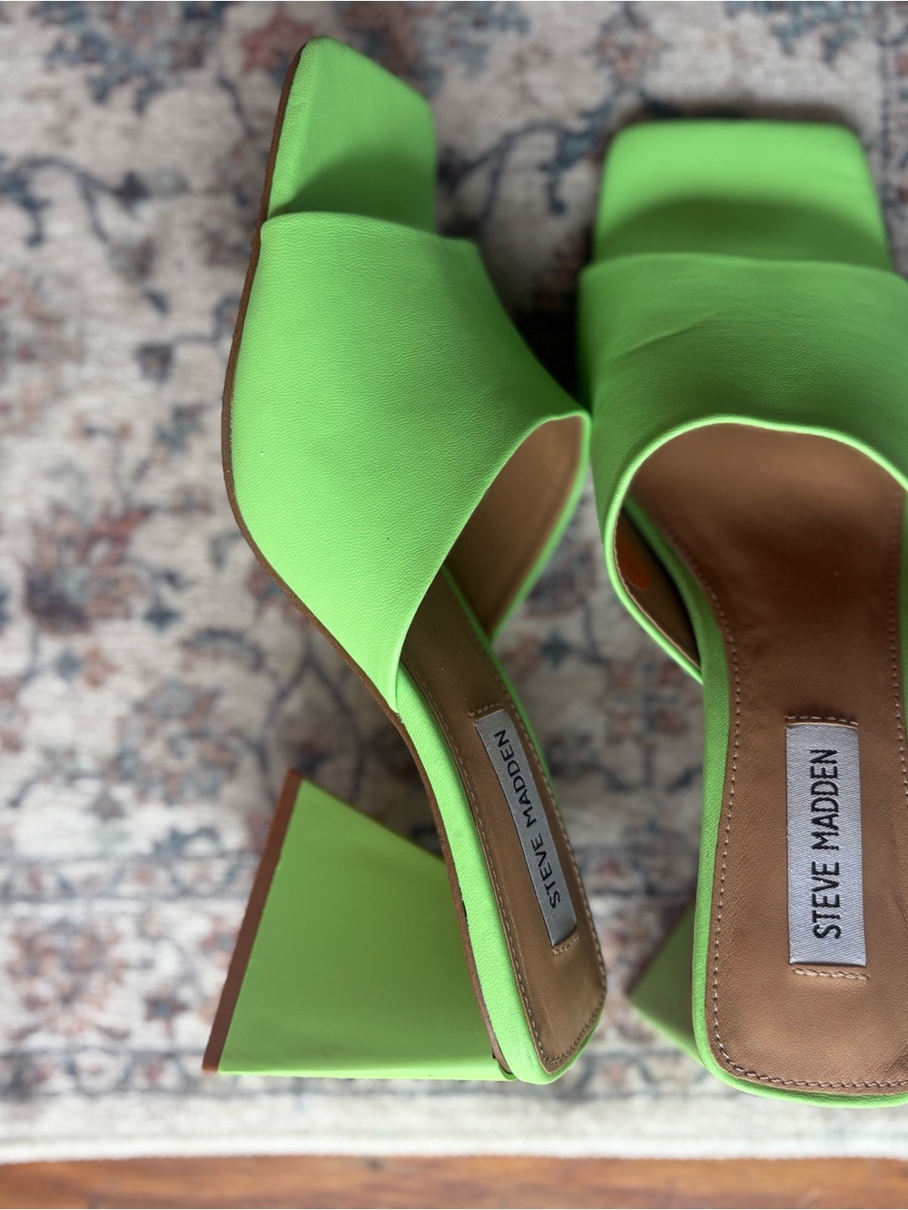 Women’s Size 8 Steve Madden Neon Lime Green Block Heel Mules - Picture 2 of 10
